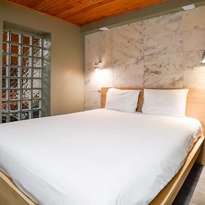 Cosmopolitan Chiado Apartment By Lovelystay